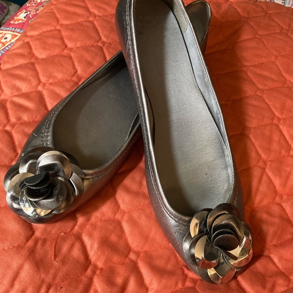 Silver ballet flats size 6.5 - Picture 1 of 5